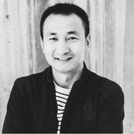 劉軍 中央美術學院藝術管理碩士、澳大利亞國立大學創(chuàng)新工商管理碩士、北京國際設計周藝術社區(qū)聯盟發(fā)起人和執(zhí)行委員會主任、藝術介入聯合創(chuàng)始人、全國九大重點美院千里之行“踐行”藝術計劃發(fā)起人、藝術北京博覽會“ART PARK”公共藝術板塊聯合發(fā)起人運營總監(jiān)。專注公共藝術項目的開發(fā)管理。