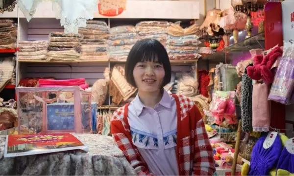 “就算現(xiàn)在橋南市場的經(jīng)濟一直在后退，可我覺得它是永遠不會倒閉的?！保v